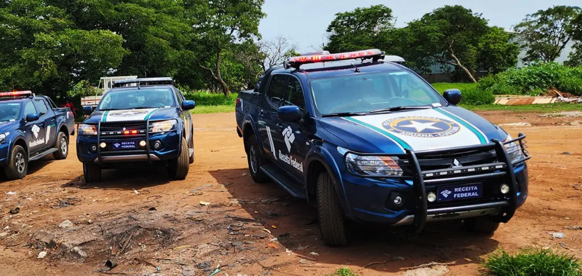 A caminhonete oficial furtada, do modelo Toyota Hilux, estava sem identificação | Foto: Reprodução/Receita Federal
