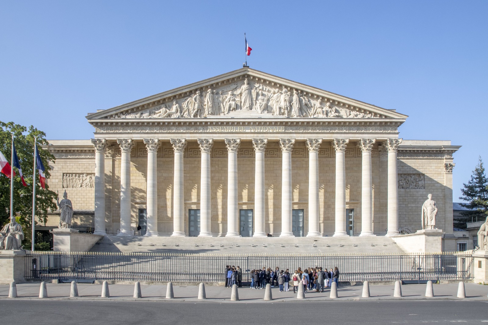 França proíbe redes sociais para menores de 15 anos