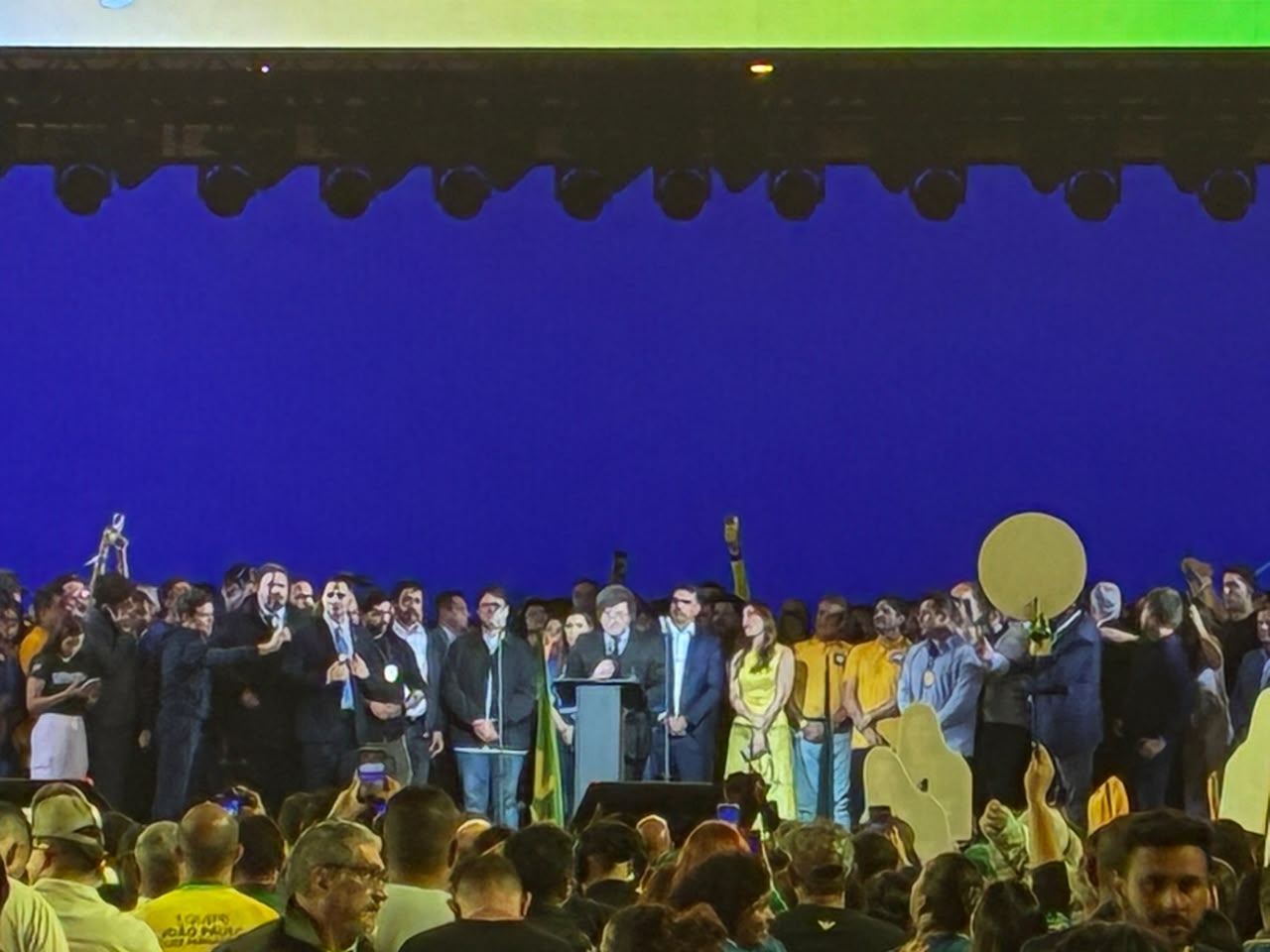 Milei afirma que Brasil enfrenta 'risco Lula' e apoia Flávio Bolsonaro como solução