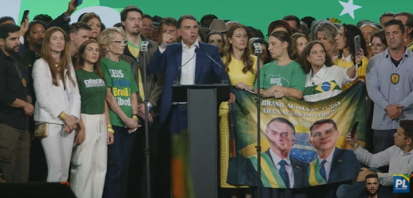 Flávio Bolsonaro critica Lula e exalta o pai ao ser lançado candidato pelo PL